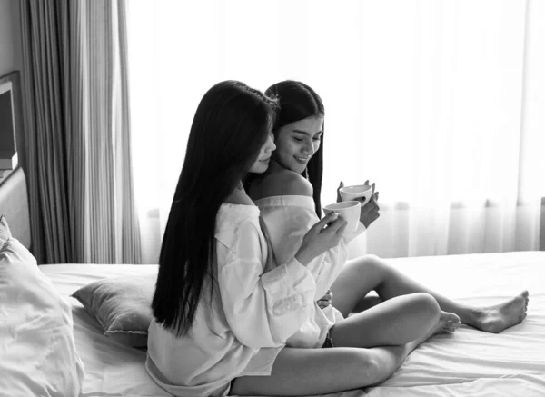 Two Beautiful Ladies Sitting Bed Drinking Coffee Together Happy Feeling — Stock Photo, Image