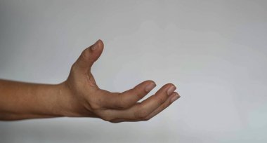 İnsan eli uzanıp açar, yalvarır, vücut dili hakkında şarkı söyler