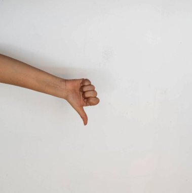 Tırnak işareti, insan eli işareti. Sembolün aksine, vücut dili.