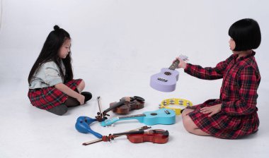 Ablam mor ukulele 'yi genç kız kardeşime gönderiyor. Zemin katta bir sürü akustik enstrüman var. Birlikte hareket ediyorlar.