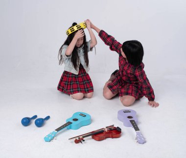 Ablam Tef 'i Genç Kız Kardeş' in başına koydu. Komik zamanlardı. Ukulele, keman ve Maracas zemin katta.