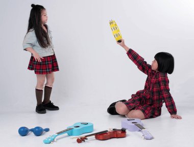 Ablam Tef 'i elinde tutuyor ve küçük kız kardeşiyle konuşuyor, birlikte aktiviteler yapıyor, mutlu zamanlar geçiriyor.