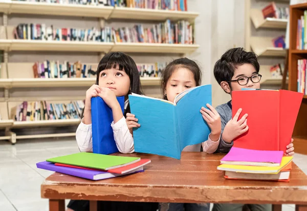 Τρία Παιδιά Διαβάζουν Βιβλία Μαζί Στο Σχολείο Ενδιαφέρον Συναίσθημα Θολό — Φωτογραφία Αρχείου