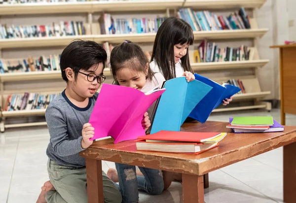Három Gyerek Könyvet Olvas Együtt Iskolában Érdeklődő Érzéssel Elmosódott Fénnyel — Stock Fotó