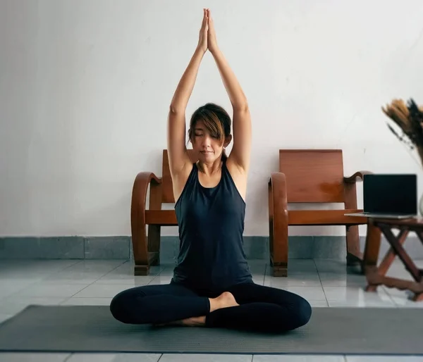 Selektivt Fokus Kvinna Som Gör Yoga Motion Matta Suddigt Ljus — Stockfoto