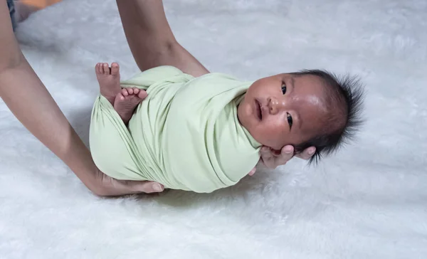 Bebê Recém Nascido Foi Envolto Com Pano Algodão Olhando Com — Fotografia de Stock