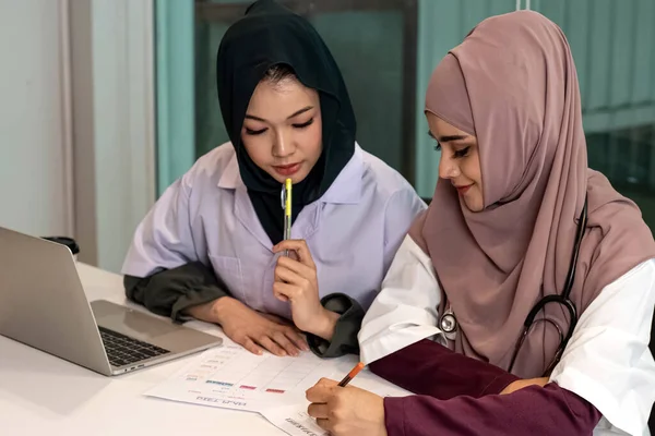 Двоє Мусульманських Лікарів Працюють Разом Обговорюючи План Лікування — стокове фото