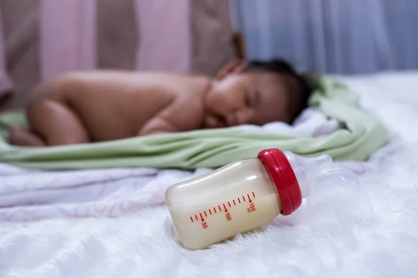 Garrafa Bebê Com Mik Peito Colocar Veludo Seda Branca Frente — Fotografia de Stock