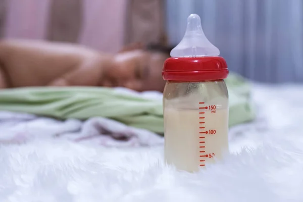 Closeup Garrafa Bebê Com Mik Peito Colocar Veludo Seda Branca — Fotografia de Stock
