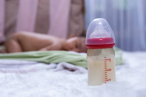 Closeup Garrafa Bebê Com Mik Peito Colocar Veludo Seda Branca — Fotografia de Stock