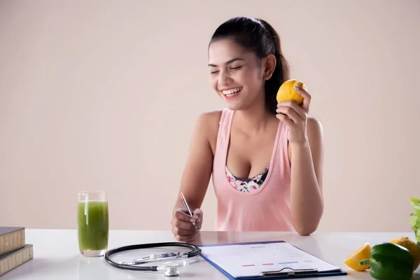 Jonge Mooie Dame Met Oranje Fruit Hand Lachen Met Een — Stockfoto