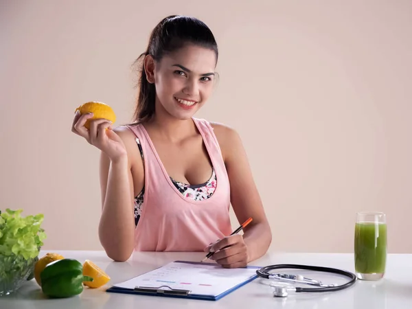 Jonge Mooie Dame Met Oranje Fruit Hand Lachen Met Een — Stockfoto