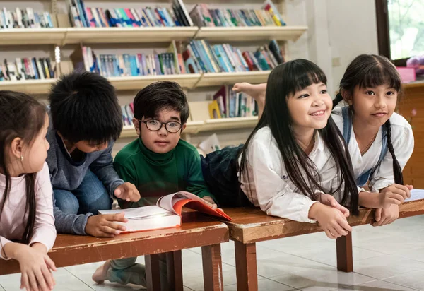 Gyerek Fekszik Íróasztalon Beszélgetnek Könyvet Olvasnak Együtt Dolgoznak Iskolában Lencse — Stock Fotó