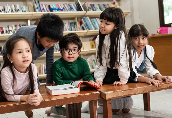 Gyerek Feküdt Asztalon Beszélgettek Könyvet Olvastak Együtt Dolgoztak Iskolában Elmosódott — Stock Fotó