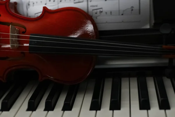 Geige Auf Klaviertasten Gelegt Vorbereitung Zum Üben Vor Verschwommenen Noten — Stockfoto