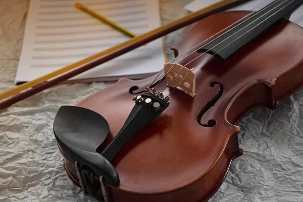 Fechar Lado Frontal Violino Colocar Fundo Superfície Grunge Mostrar Detalhes — Fotografia de Stock