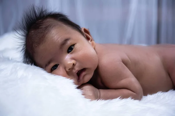 Bebê Recém Nascido Deitado Pano Veludo Seda Olhando Algo Com — Fotografia de Stock