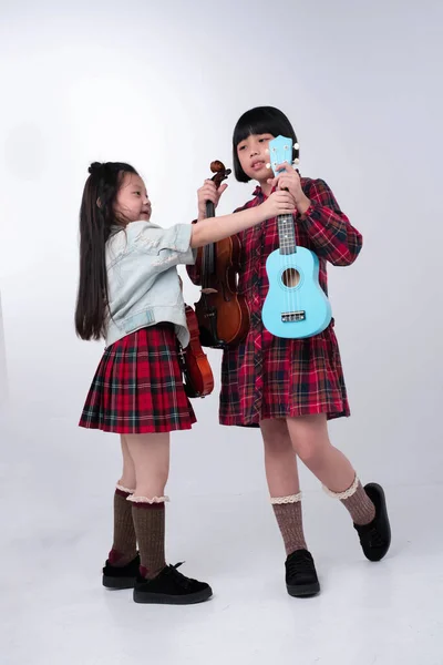 Due Sorelle Che Tengono Mano Violino Ukulele Preparano Pratica Facendo — Foto Stock