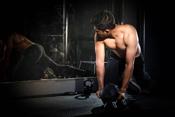 Bonito Homem Fazendo Exercício Para Buit Músculo Reflexão Espelho Forma — Fotografia de Stock