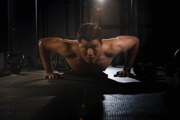 Yakışıklı Adam Kas Fit Sıkı Vücut Için Egzersiz Yapıyor — Stok fotoğraf