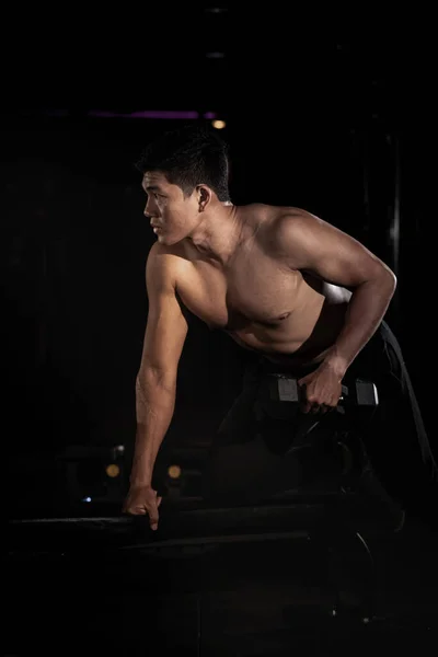 Yakışıklı Adam Dambıl Kaldırıyor Kasları Için Egzersiz Yapıyor Formda Sıkı — Stok fotoğraf