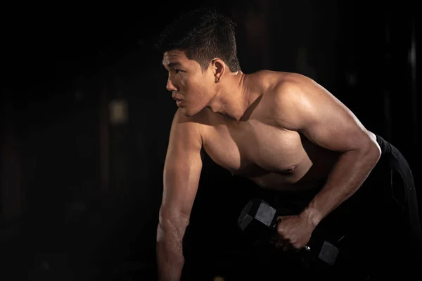 Bonito Homem Levantando Halteres Fazendo Exercício Para Buit Muscular Forma — Fotografia de Stock