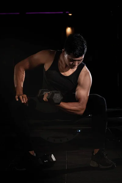 Yakışıklı Adam Dambıl Kaldırıyor Kasları Için Egzersiz Yapıyor Formda Sıkı — Stok fotoğraf