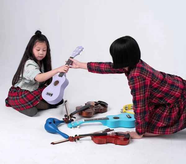 Due Bambine Sedute Piano Terra Invio Ukulele Viola Insieme Prepararsi — Foto Stock