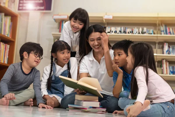 Hermoso Libro Lectura Señora Con Los Niños Pequeños Con Sensación — Foto de Stock