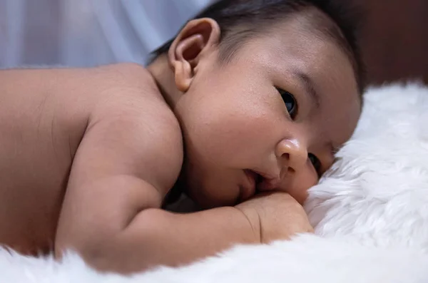Close Rosto Bebê Recém Nascido Fundo Veludo Seda — Fotografia de Stock