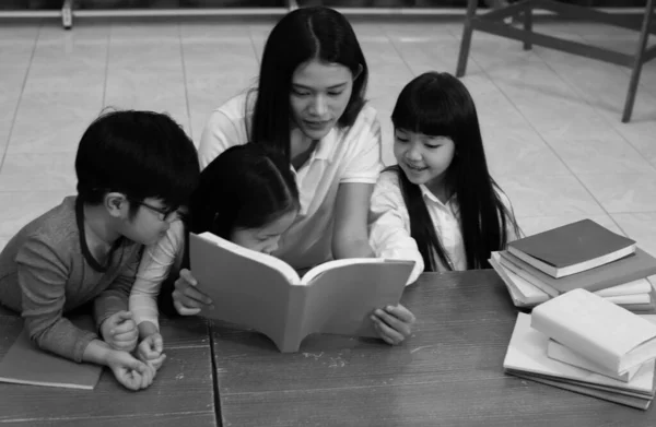 Mooie Dame Lezen Boek Met Kleine Kinderen Met Gelukkig Gevoel — Stockfoto