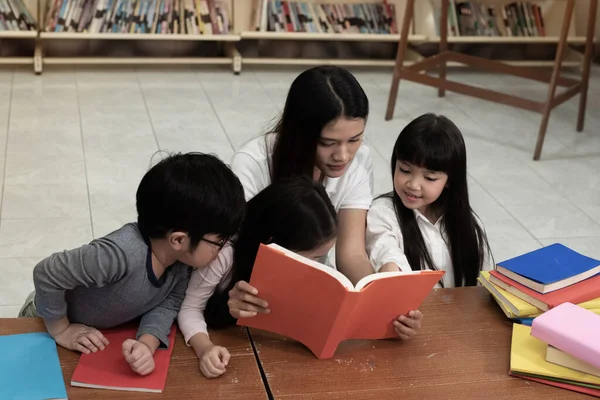 Gyönyörű Hölgy Olvasás Könyvet Kisgyermekek Boldog Érzéssel Elmosódott Fény Körül — Stock Fotó