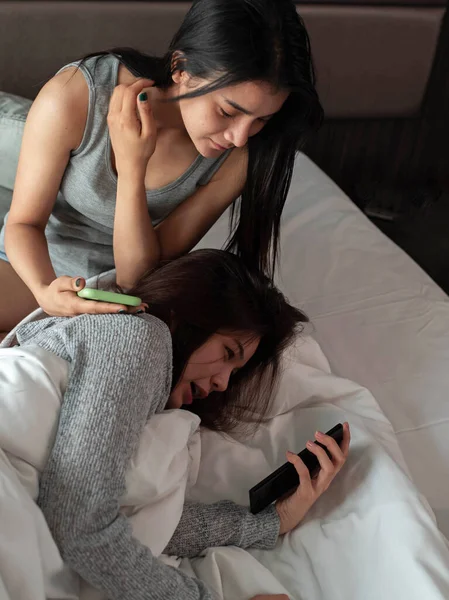 Beautiful Lady Laying Her Couple Using Mobile Phone Together Sweet — Stock Photo, Image