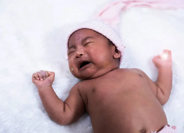 Recém Nascido Babilando Chorando Pano Veludo Seda Luz Embaçada Redor — Fotografia de Stock