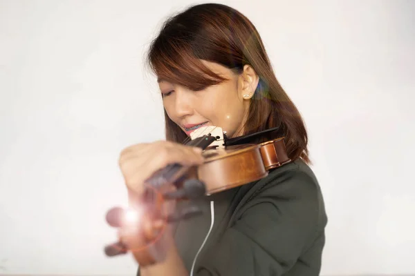 Lady Hold Violino Sorriso Sentimento Feliz Modelo Posando Com Instrumento — Fotografia de Stock