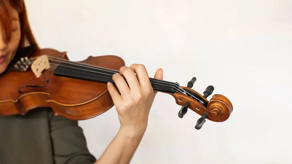 손가락을 누르는 여성의 선택적 초점에서 악기를 연주하는 방법을 주변에 — 스톡 사진