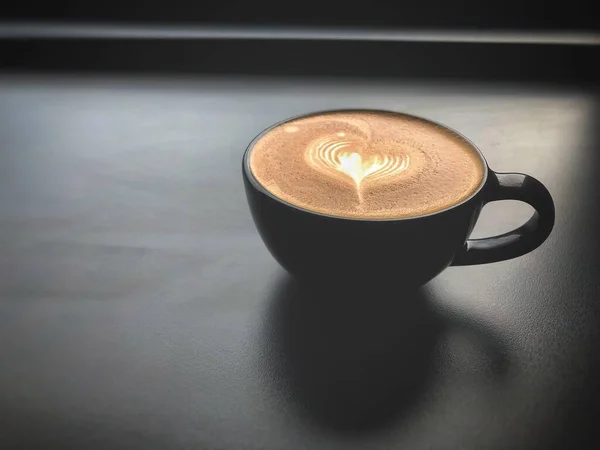 Cangkir Kopi Cappuccino Diletakkan Atas Meja Lampu Kabur Sekitar — Stok Foto