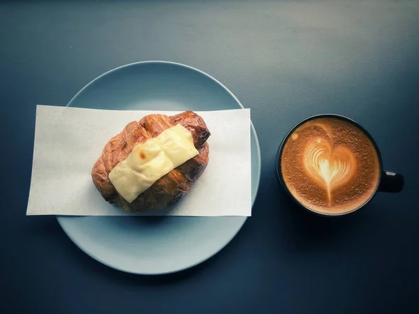 Kávé Croissant Háttérben — Stock Fotó