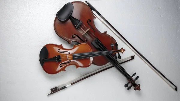 Dwie Skrzypce Tle Detale Różny Rozmiar Instrumentu Akustycznego — Zdjęcie stockowe