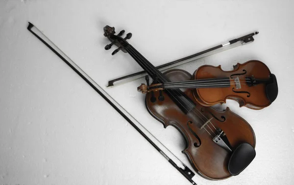 Dos Violines Colocados Sobre Fondo Muestran Detalles Diverso Tamaño Instrumento —  Fotos de Stock