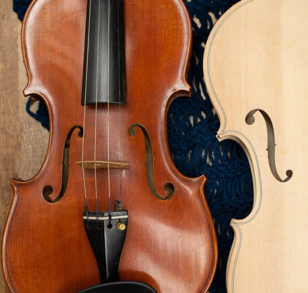 Nahaufnahme Vor Der Fertigen Geige Die Neben Der Rohen Geige — Stockfoto