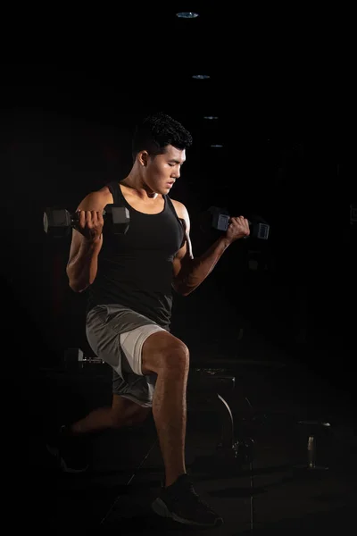 Yakışıklı Adam Dambıl Kaldırıyor Kaslar Için Egzersiz Yapıyor Formda Sıkı — Stok fotoğraf