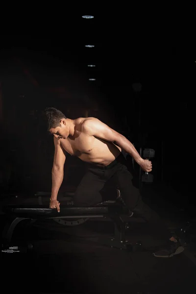 Schöner Mann Der Die Hantel Hebt Übungen Für Buit Muskeln — Stockfoto