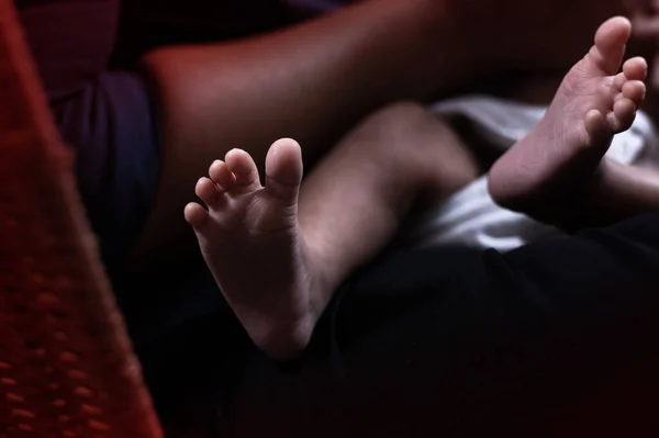 Foco Seletivo Recém Nascido Bebê Luz Embaçada Redor — Fotografia de Stock