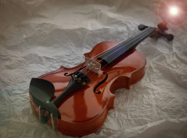 木製のバイオリンは グランジの表面の背景に置かれ レンズフレア効果 周りのぼやけた光 — ストック写真