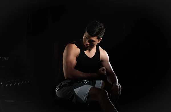 Bonito Homem Sentado Posando Mostrar Forma Firme Músculo — Fotografia de Stock