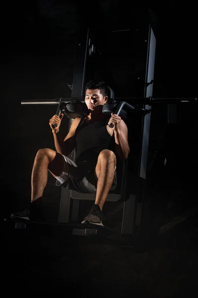 Bonito Homem Fazendo Exercício Para Buit Muscular Forma Corpo Firme — Fotografia de Stock