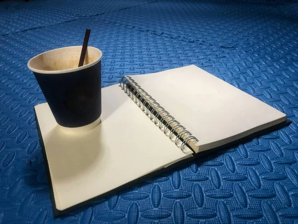 Koffiebeker Geopend Boek Achtergrond — Stockfoto