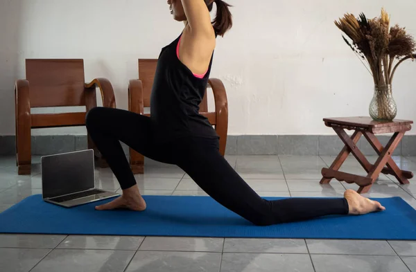 Body Woman Draagt Trainingspak Squash Yoga Mat Thuis Relax Tijd — Stockfoto
