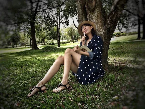 Schöne Dame Lesen Buch Einem Park Entspannung — Stockfoto